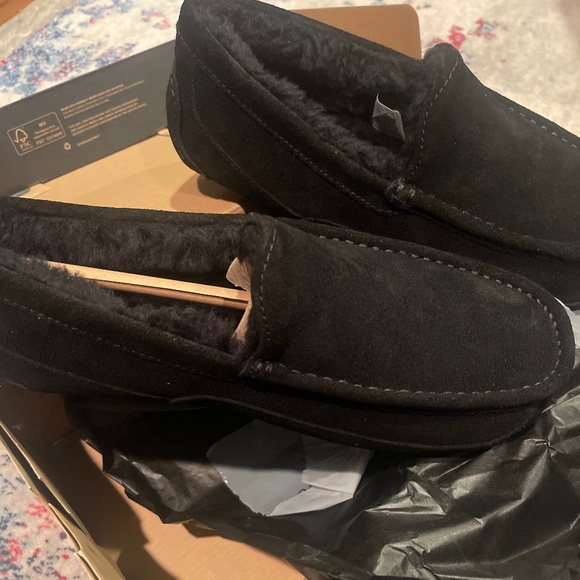 Ugg Men’s size 10 slippers black main image 4